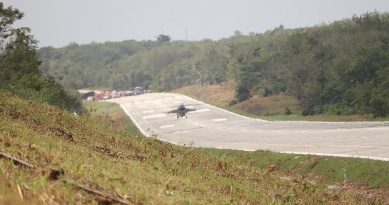 Pendaratan Pesawat Tempur F-16 di Jalan Tol. (Hutama Karya)