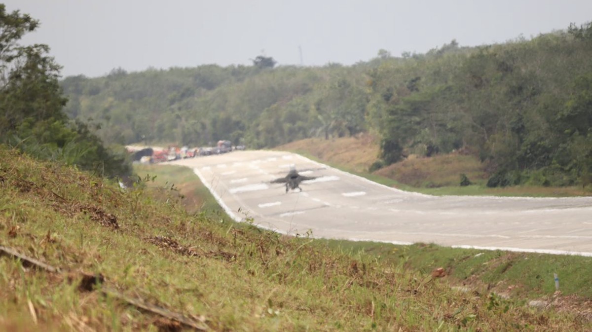 Detik-Detik Jet Tempur Take off dan Landing di Tol Trans Sumatra