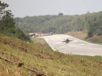 Detik-Detik Jet Tempur Take off dan Landing di Tol Trans Sumatra