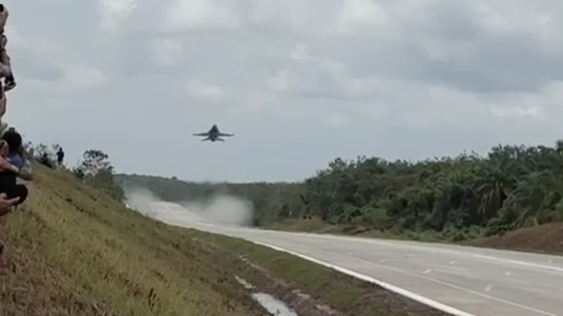 Pendaratan Pesawat Tempur F-16 di Jalan Tol. (Hutama Karya)
