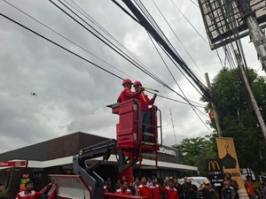 Ditertibkan Pemprov Banten, Kabel Optik Ilegal di Jalanan Kota Serang Dipotong