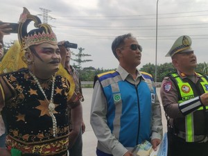 PJR Polda Jatim Libatkan Gatotkaca Sosialisasi ke Sopir di Tol Nganjuk