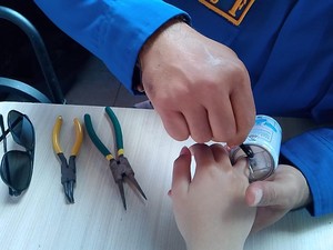 Jari Terjebak di Kaleng Susu, Siswi SMA di Kuningan Minta Bantuan Damkar