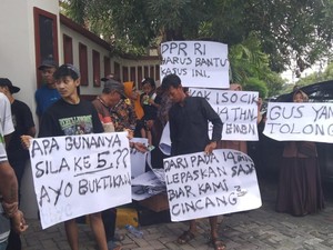 Sidang Vonis Midhol Diwarnai Demo Puluhan Warga di PN Gresik