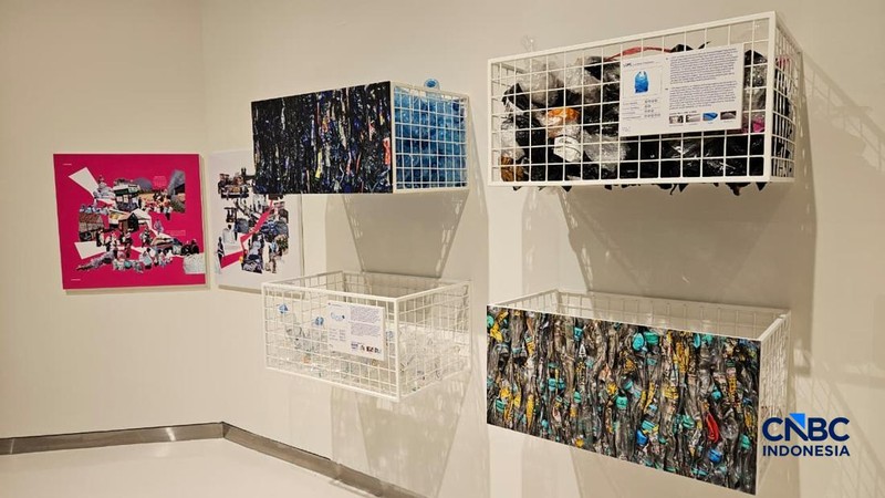Sejumlah barang bekas ditampilkan dalam ajang pameran interaktif bertajuk 'Bukan Tentang Sampah' yang diadakan oleh Kedutaan Belanda, di Jakarta, mulai 6 Februari hingga 2 May 2026. (CNBC Indonesia/Thea Fathanah Arbar)