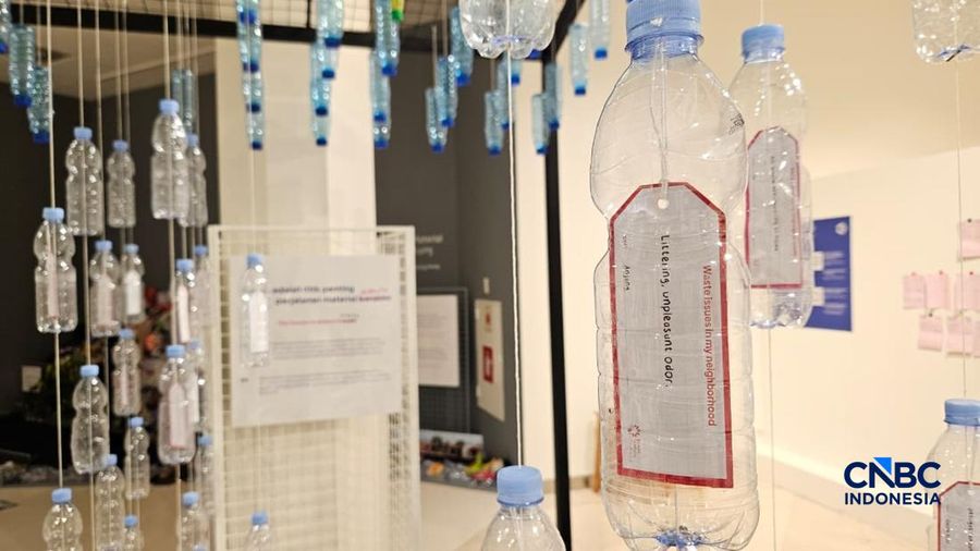 Sejumlah barang bekas ditampilkan dalam ajang pameran interaktif bertajuk 'Bukan Tentang Sampah' yang diadakan oleh Kedutaan Belanda, di Jakarta, mulai 6 Februari hingga 2 May 2026. (CNBC Indonesia/Thea Fathanah Arbar)