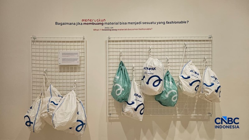 Sejumlah barang bekas ditampilkan dalam ajang pameran interaktif bertajuk 'Bukan Tentang Sampah' yang diadakan oleh Kedutaan Belanda, di Jakarta, mulai 6 Februari hingga 2 May 2026. (CNBC Indonesia/Thea Fathanah Arbar)