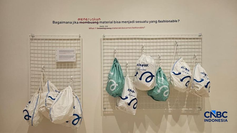 Sejumlah barang bekas ditampilkan dalam ajang pameran interaktif bertajuk 'Bukan Tentang Sampah' yang diadakan oleh Kedutaan Belanda, di Jakarta, mulai 6 Februari hingga 2 May 2026. (CNBC Indonesia/Thea Fathanah Arbar)