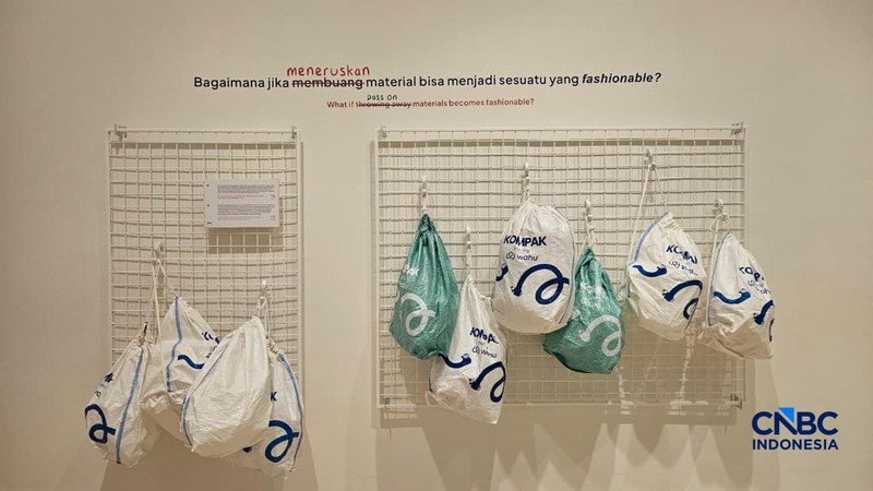 Sejumlah barang bekas ditampilkan dalam ajang pameran interaktif bertajuk 'Bukan Tentang Sampah' yang diadakan oleh Kedutaan Belanda, di Jakarta, mulai 6 Februari hingga 2 May 2026. (CNBC Indonesia/Thea Fathanah Arbar)