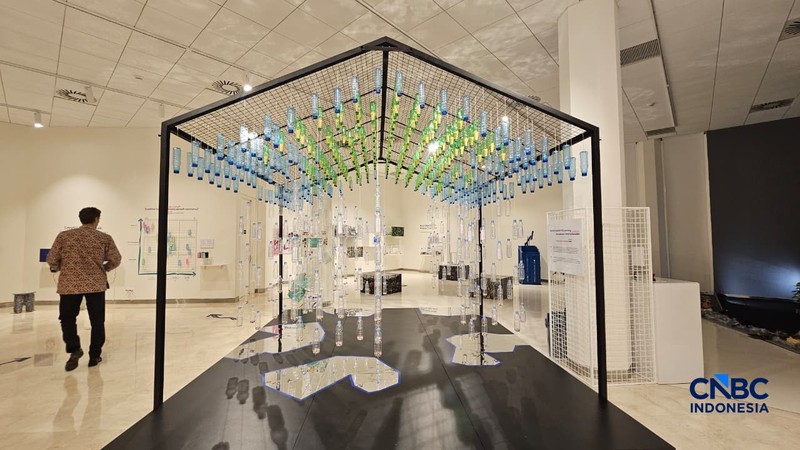 Sejumlah barang bekas ditampilkan dalam ajang pameran interaktif bertajuk 'Bukan Tentang Sampah' yang diadakan oleh Kedutaan Belanda, di Jakarta, mulai 6 Februari hingga 2 May 2026. (CNBC Indonesia/Thea Fathanah Arbar)