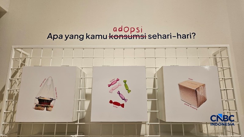 Sejumlah barang bekas ditampilkan dalam ajang pameran interaktif bertajuk 'Bukan Tentang Sampah' yang diadakan oleh Kedutaan Belanda, di Jakarta, mulai 6 Februari hingga 2 May 2026. (CNBC Indonesia/Thea Fathanah Arbar)