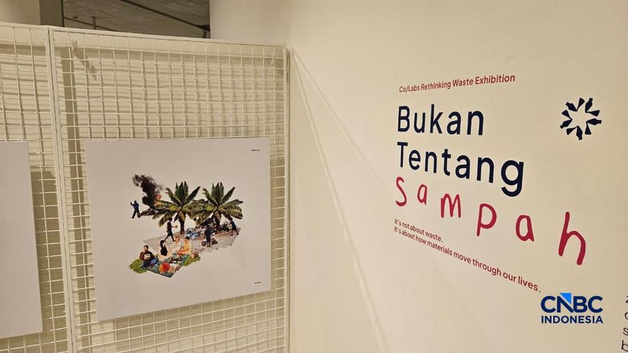 Sejumlah barang bekas ditampilkan dalam ajang pameran interaktif bertajuk 'Bukan Tentang Sampah' yang diadakan oleh Kedutaan Belanda, di Jakarta, mulai 6 Februari hingga 2 May 2026. (CNBC Indonesia/Thea Fathanah Arbar)