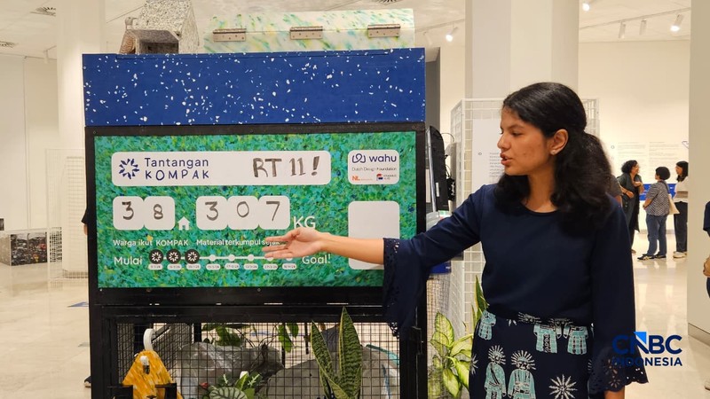 Sejumlah barang bekas ditampilkan dalam ajang pameran interaktif bertajuk 'Bukan Tentang Sampah' yang diadakan oleh Kedutaan Belanda, di Jakarta, mulai 6 Februari hingga 2 May 2026. (CNBC Indonesia/Thea Fathanah Arbar)