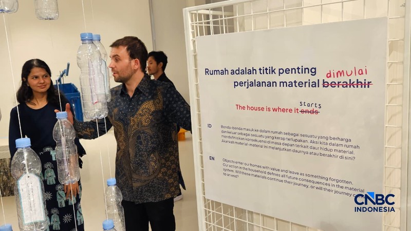 Sejumlah barang bekas ditampilkan dalam ajang pameran interaktif bertajuk 'Bukan Tentang Sampah' yang diadakan oleh Kedutaan Belanda, di Jakarta, mulai 6 Februari hingga 2 May 2026. (CNBC Indonesia/Thea Fathanah Arbar)