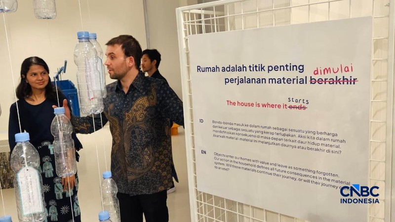 Sejumlah barang bekas ditampilkan dalam ajang pameran interaktif bertajuk 'Bukan Tentang Sampah' yang diadakan oleh Kedutaan Belanda, di Jakarta, mulai 6 Februari hingga 2 May 2026. (CNBC Indonesia/Thea Fathanah Arbar)