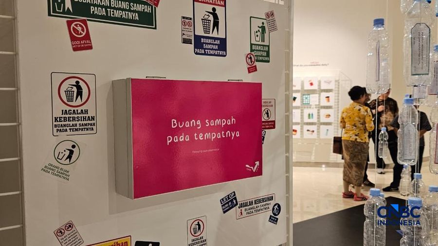 Sejumlah barang bekas ditampilkan dalam ajang pameran interaktif bertajuk 'Bukan Tentang Sampah' yang diadakan oleh Kedutaan Belanda, di Jakarta, mulai 6 Februari hingga 2 May 2026. (CNBC Indonesia/Thea Fathanah Arbar)