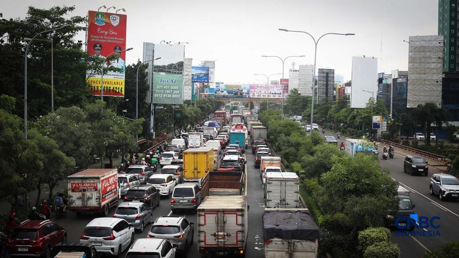 Sejumlah kendaraan terjebak macet panjang di Jalan Jenderal Ahmad Yani, Bekasi, Jawa Barat Kamis (12/2/2026). (CNBC Indonesia/Tias Budiarto)