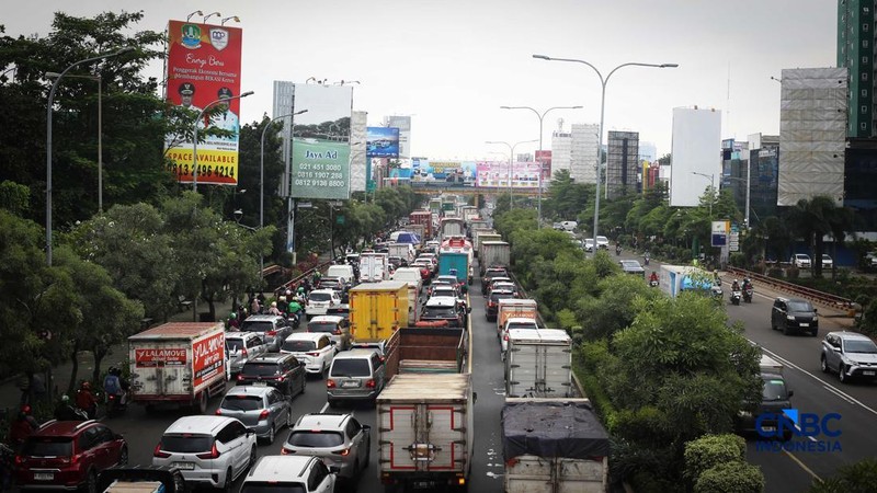Sejumlah kendaraan terjebak macet panjang di Jalan Jenderal Ahmad Yani, Bekasi, Jawa Barat Kamis (12/2/2026). (CNBC Indonesia/Tias Budiarto)