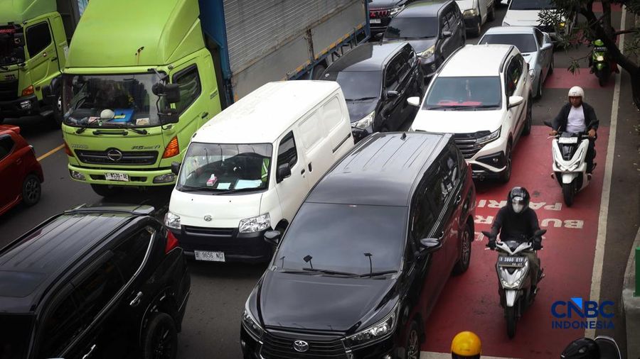 Sejumlah kendaraan terjebak macet panjang di Jalan Jenderal Ahmad Yani, Bekasi, Jawa Barat Kamis (12/2/2026). (CNBC Indonesia/Tias Budiarto)