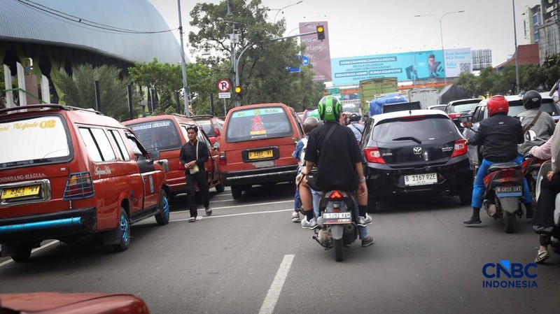 Sejumlah kendaraan terjebak macet panjang di Jalan Jenderal Ahmad Yani, Bekasi, Jawa Barat Kamis (12/2/2026). (CNBC Indonesia/Tias Budiarto)