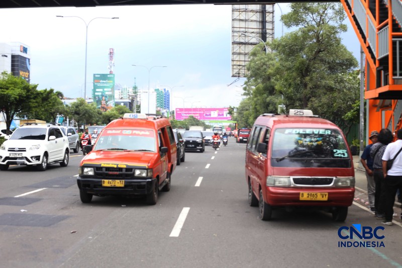 Sejumlah kendaraan terjebak macet panjang di Jalan Jenderal Ahmad Yani, Bekasi, Jawa Barat Kamis (12/2/2026). (CNBC Indonesia/Tias Budiarto)