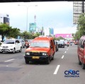 Sejumlah kendaraan terjebak macet panjang di Jalan Jenderal Ahmad Yani, Bekasi, Jawa Barat Kamis (12/2/2026). (CNBC Indonesia/Tias Budiarto)