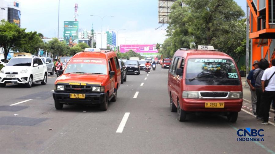 Sejumlah kendaraan terjebak macet panjang di Jalan Jenderal Ahmad Yani, Bekasi, Jawa Barat Kamis (12/2/2026). (CNBC Indonesia/Tias Budiarto)