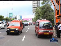Sejumlah kendaraan terjebak macet panjang di Jalan Jenderal Ahmad Yani, Bekasi, Jawa Barat Kamis (12/2/2026). (CNBC Indonesia/Tias Budiarto)