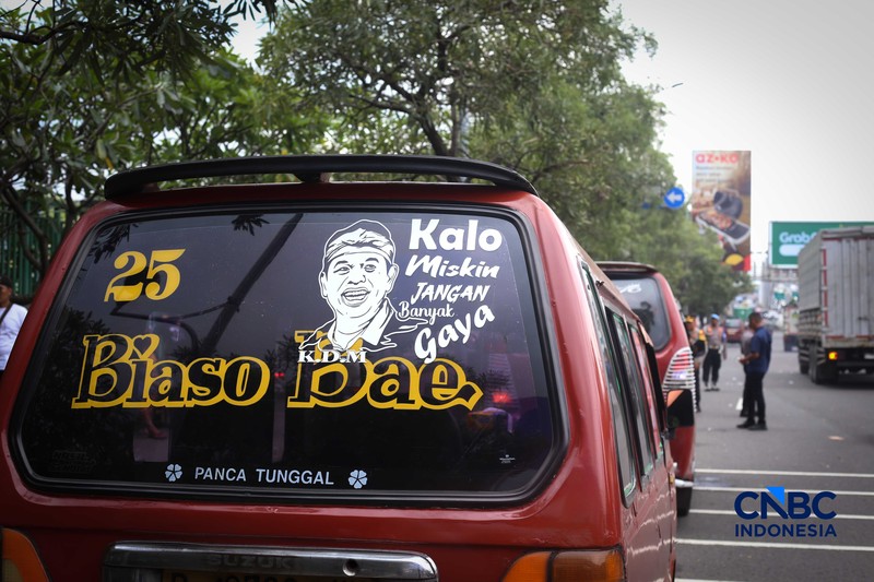 Sejumlah kendaraan terjebak macet panjang di Jalan Jenderal Ahmad Yani, Bekasi, Jawa Barat Kamis (12/2/2026). (CNBC Indonesia/Tias Budiarto)