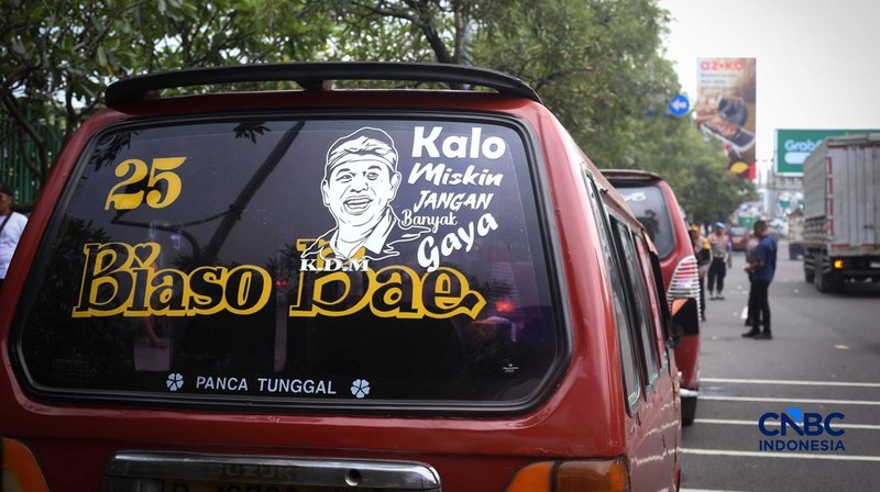 Sejumlah kendaraan terjebak macet panjang di Jalan Jenderal Ahmad Yani, Bekasi, Jawa Barat Kamis (12/2/2026). (CNBC Indonesia/Tias Budiarto)