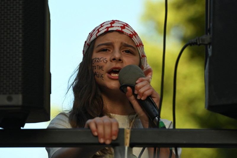 Para demonstran berkumpul di luar Stasiun Flinders Street selama protes terhadap kunjungan kenegaraan Presiden Israel Isaac Herzog ke Australia, menyusul penembakan massal yang menewaskan banyak orang pada perayaan Hanukkah di Pantai Bondi pada 14 Desember 2025, di Melbourne, Australia, 12 Februari 2026. (REUTERS/Tracey Nearmy)