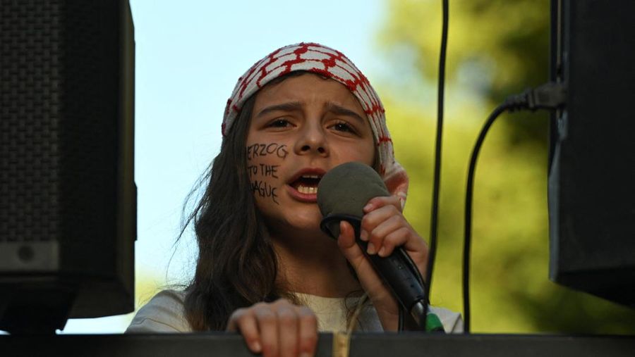 Para demonstran berkumpul di luar Stasiun Flinders Street selama protes terhadap kunjungan kenegaraan Presiden Israel Isaac Herzog ke Australia, menyusul penembakan massal yang menewaskan banyak orang pada perayaan Hanukkah di Pantai Bondi pada 14 Desember 2025, di Melbourne, Australia, 12 Februari 2026. (REUTERS/Tracey Nearmy)