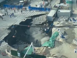 Video: Detik-detik Munculnya Sinkhole di Shanghai
