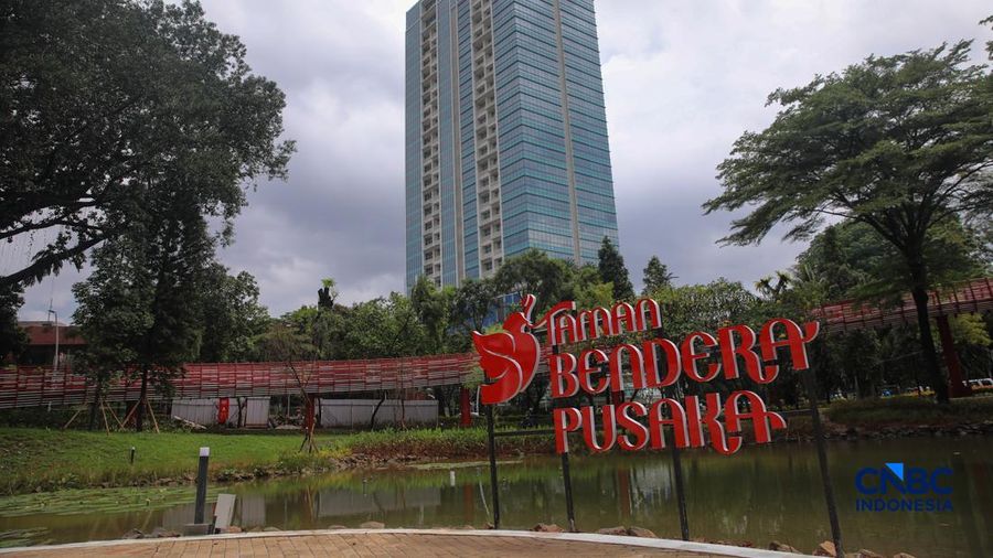 Suasana area proyek revitalisasi Taman Bendera Pusaka di kawasan Kebayoran Baru, Jakarta, Kamis (12/2/2026). (CNBC Indonesia/Faisal Rahman)