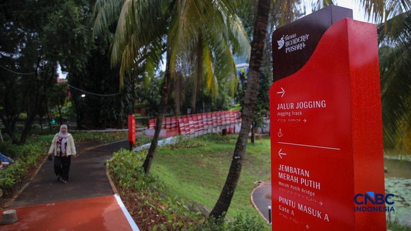 Suasana area proyek revitalisasi Taman Bendera Pusaka di kawasan Kebayoran Baru, Jakarta, Kamis (12/2/2026). (CNBC Indonesia/Faisal Rahman)