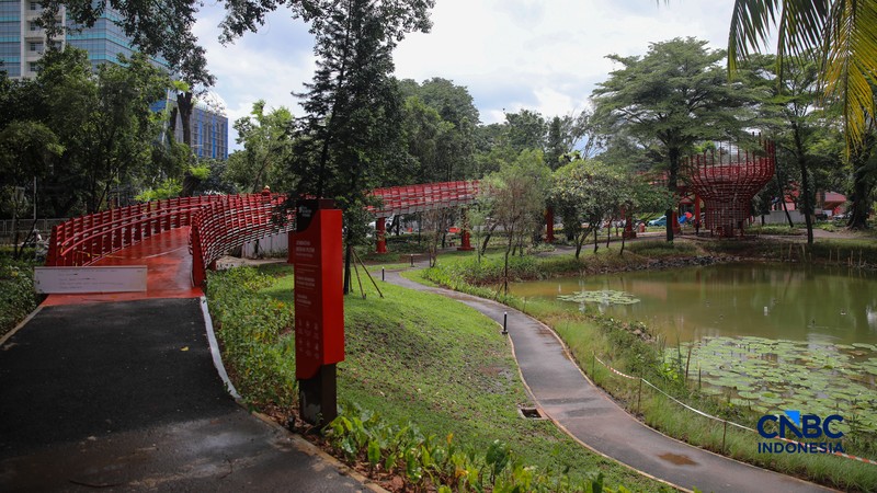 Suasana area proyek revitalisasi Taman Bendera Pusaka di kawasan Kebayoran Baru, Jakarta, Kamis (12/2/2026). (CNBC Indonesia/Faisal Rahman)