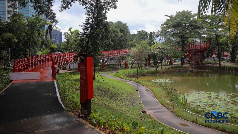 Suasana area proyek revitalisasi Taman Bendera Pusaka di kawasan Kebayoran Baru, Jakarta, Kamis (12/2/2026). (CNBC Indonesia/Faisal Rahman)