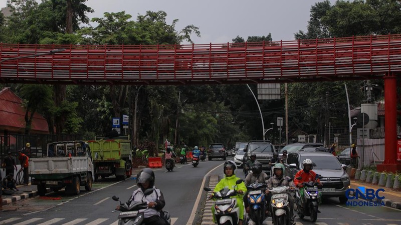 Suasana area proyek revitalisasi Taman Bendera Pusaka di kawasan Kebayoran Baru, Jakarta, Kamis (12/2/2026). (CNBC Indonesia/Faisal Rahman)