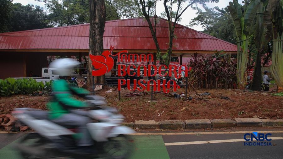 Suasana area proyek revitalisasi Taman Bendera Pusaka di kawasan Kebayoran Baru, Jakarta, Kamis (12/2/2026). (CNBC Indonesia/Faisal Rahman)