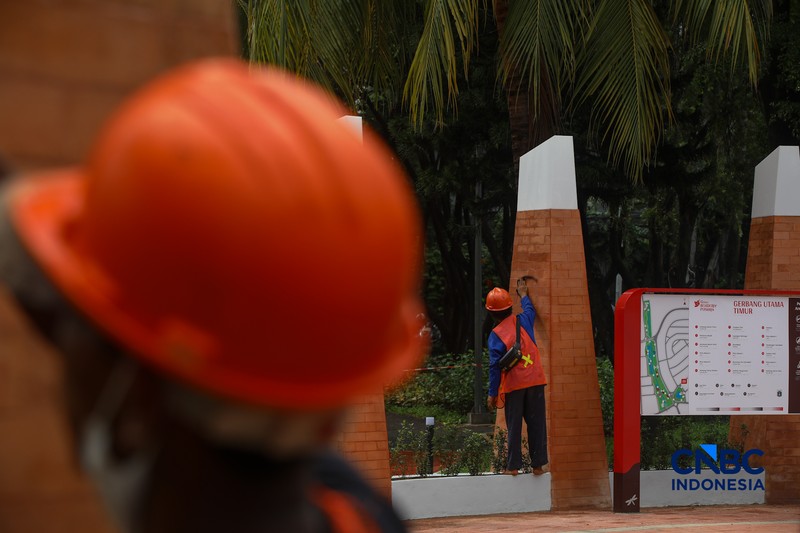 Suasana area proyek revitalisasi Taman Bendera Pusaka di kawasan Kebayoran Baru, Jakarta, Kamis (12/2/2026). (CNBC Indonesia/Faisal Rahman)