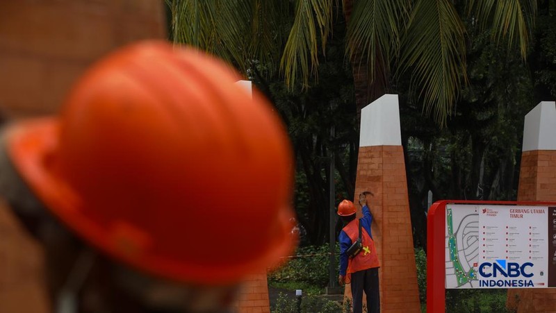 Suasana area proyek revitalisasi Taman Bendera Pusaka di kawasan Kebayoran Baru, Jakarta, Kamis (12/2/2026). (CNBC Indonesia/Faisal Rahman)