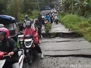Jalan Menuju Guci Tegal di Tanjakan Clirit Ambles Imbas Tanah Bergerak