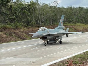 Perdana! Jet Tempur Mendarat di Tol Trans Sumatera