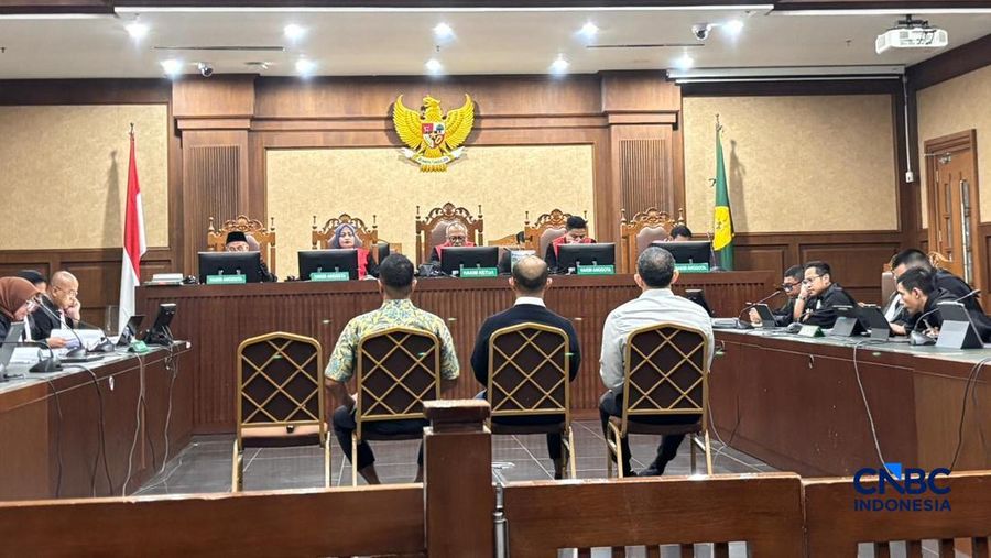 3 terdakwa klaster PIS-KPI: Yoki, Sani Dinar, Agus Purwono dalam Sidang tuntutan Jaksa terhadap 3 terdakwa kasus korupsi minyak di Pengadilan Tipikor, Jumat (13/2/2026) malam. (CNBC Indonesia/Firda Dwi Muliawati)