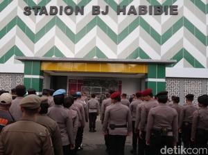 Cegah Suporter PSM Masuk Lapangan, Personel di Stadion BJ Habibie Dipertebal