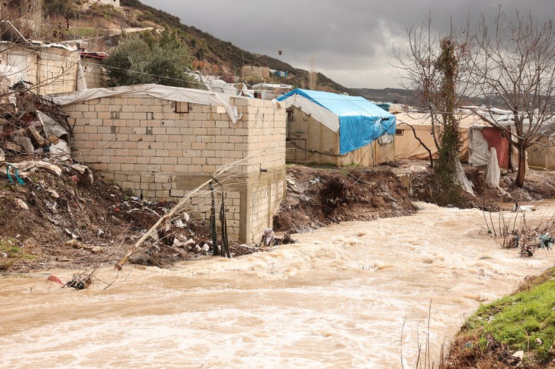 Sebuah tayangan drone menunjukkan kamp-kamp setelah dilanda banjir akibat hujan lebat di pedesaan Idlib, Suriah, 12 Februari 2026. (REUTERS/Mahmoud Hassano)