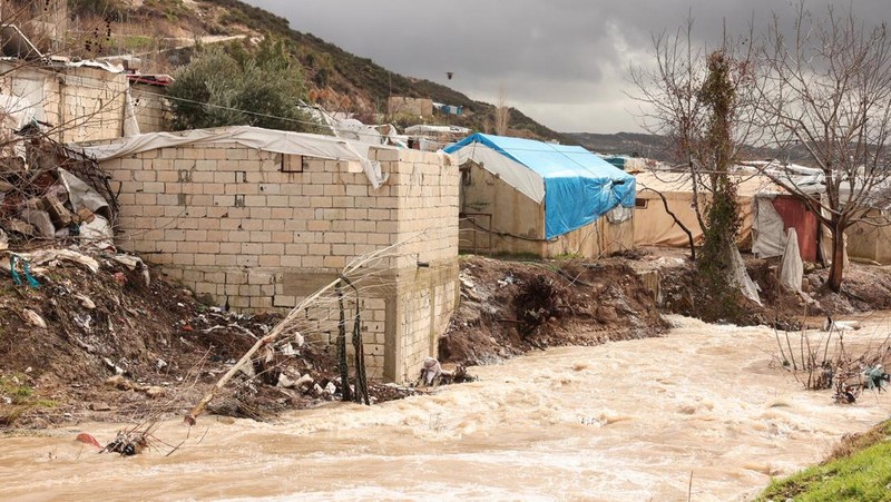 Sebuah tayangan drone menunjukkan kamp-kamp setelah dilanda banjir akibat hujan lebat di pedesaan Idlib, Suriah, 12 Februari 2026. (REUTERS/Mahmoud Hassano)