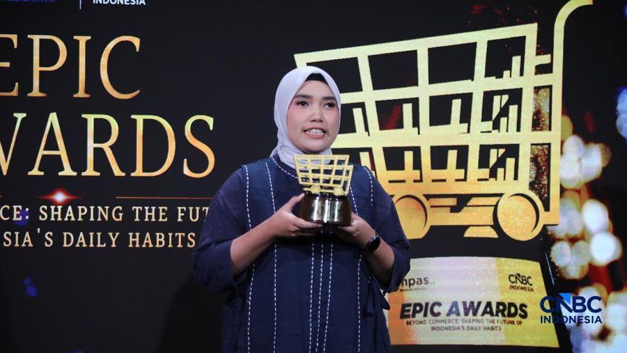 Bebelac menerima penghargaan Mom's Absolute Choice for Premium Nutrition in E-Commerce dalam CNBC Indonesia Epic Awards 2026 di Jakarta, Jumat (13/2/2026). (CNBC Indonesia/Faisal Rahman)