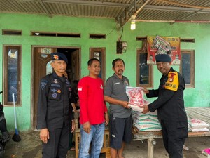 Brimob Polda Metro Bagi-bagi Sembako ke Warga Sukamakmur Bekasi