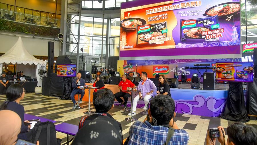 Cherie Anisa Nuraini, Senior Brand Manager Indomie, bersama dengan dua tokoh Warmindo legendaris Bang Agem dan Ibu Siti Artani hadir dalam acara &ldquo;Indomie Nyemek on The Block&rdquo; yang menyajikan beragam kegiatan seru dan interaktif selama 3 hari (13-15Februari 2026)/Dok Indofood